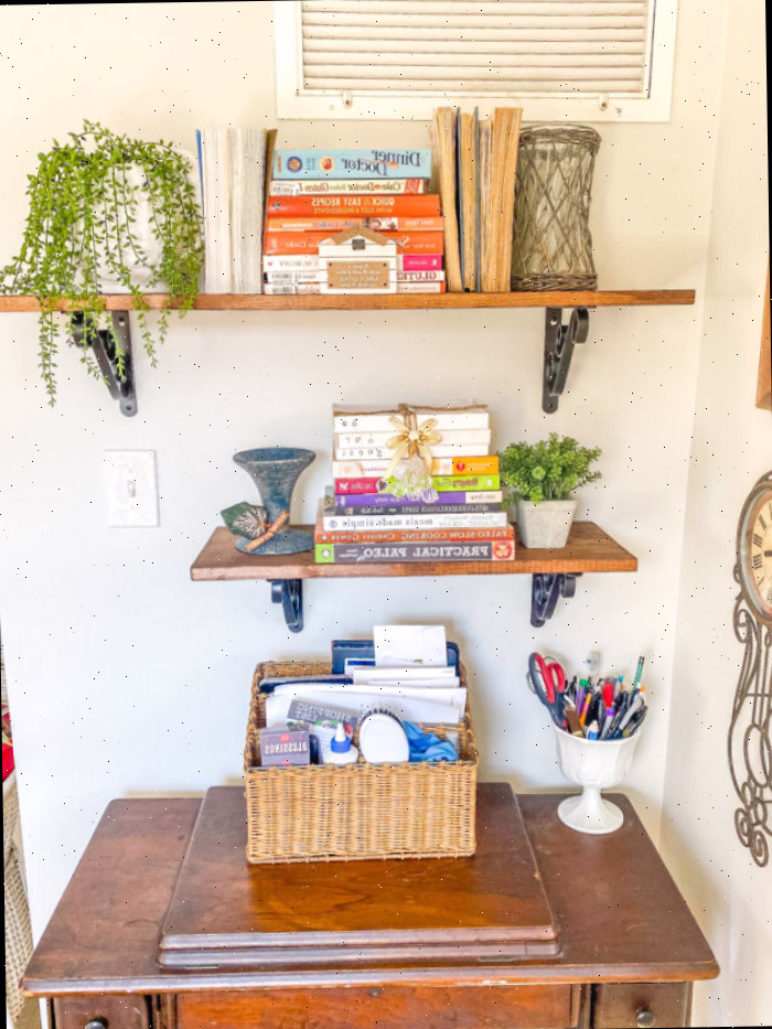 prateleiras cheias de decorações de inverno e livros
