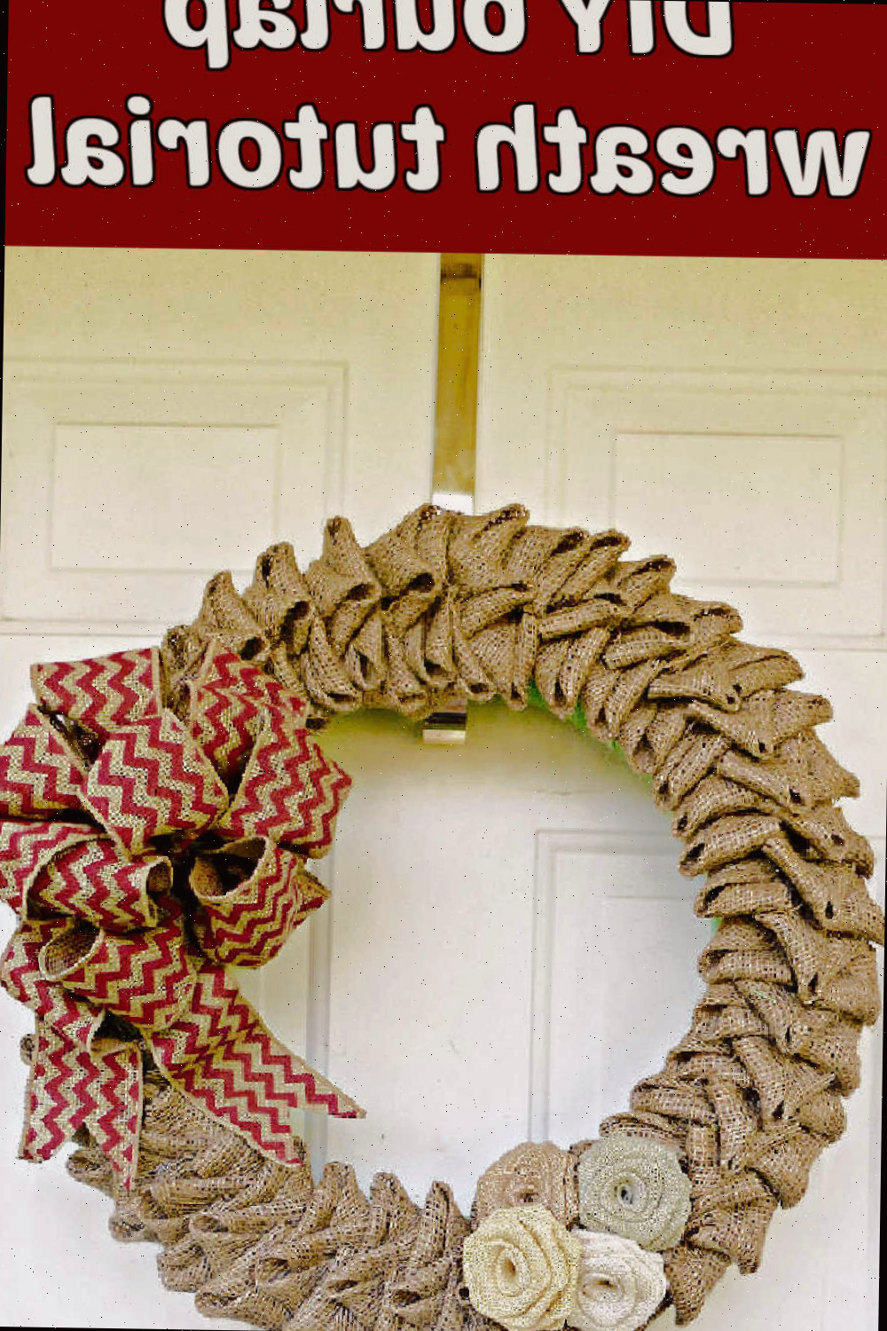 Uma guirlanda de juta pendurada em uma porta da frente. Texto vermelho sobreposto lê Tutorial de guirlanda de juta DIY.