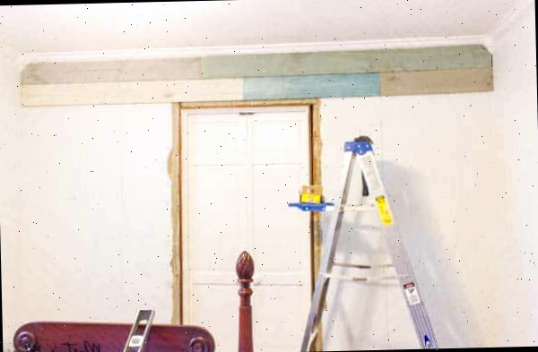 Uma sala com uma pia e um espelho