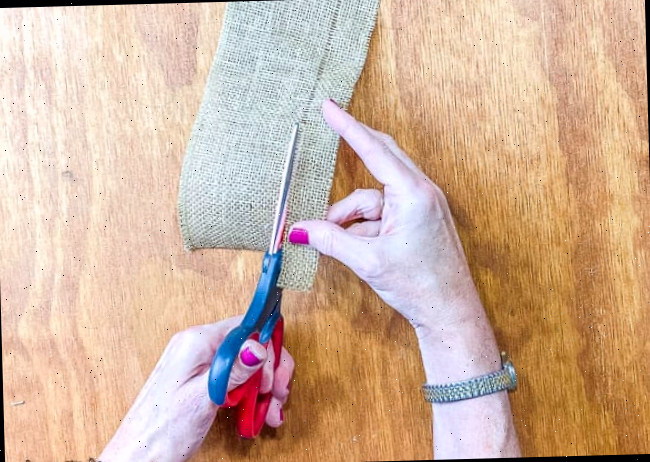 cortando a fita de juta marrom