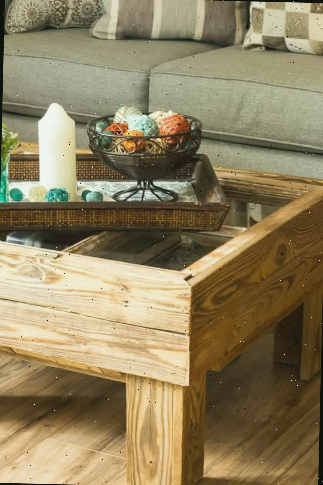 mesa de janela rústica com decoração em bandeja no topo