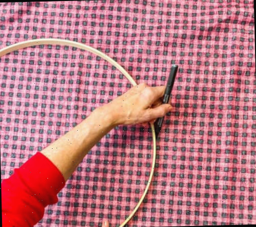 trace o aro de quilting de madeira sobre o tecido xadrez buffalo
