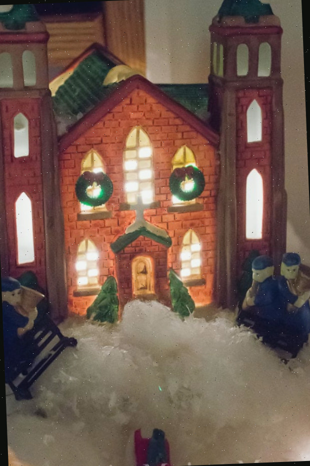 Igreja miniatura coberta de neve