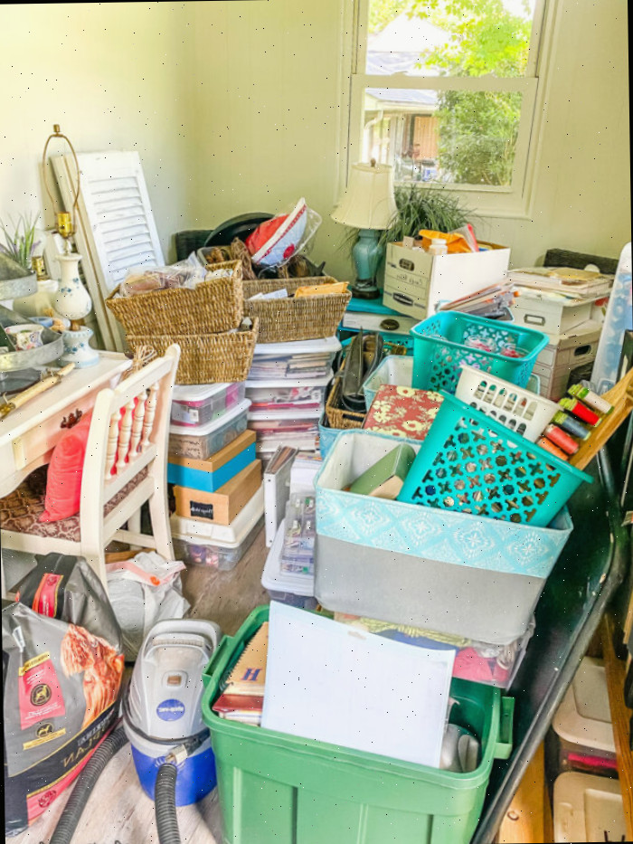 Sala repleta de caixas e objetos domésticos