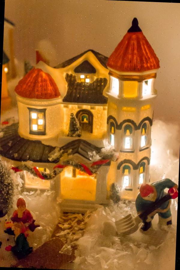Vila e casa de Natal iluminadas à noite