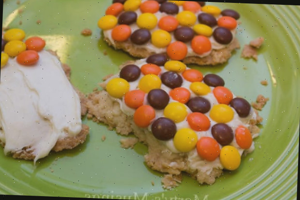 Comida em um prato, com biscoito e amanteigado