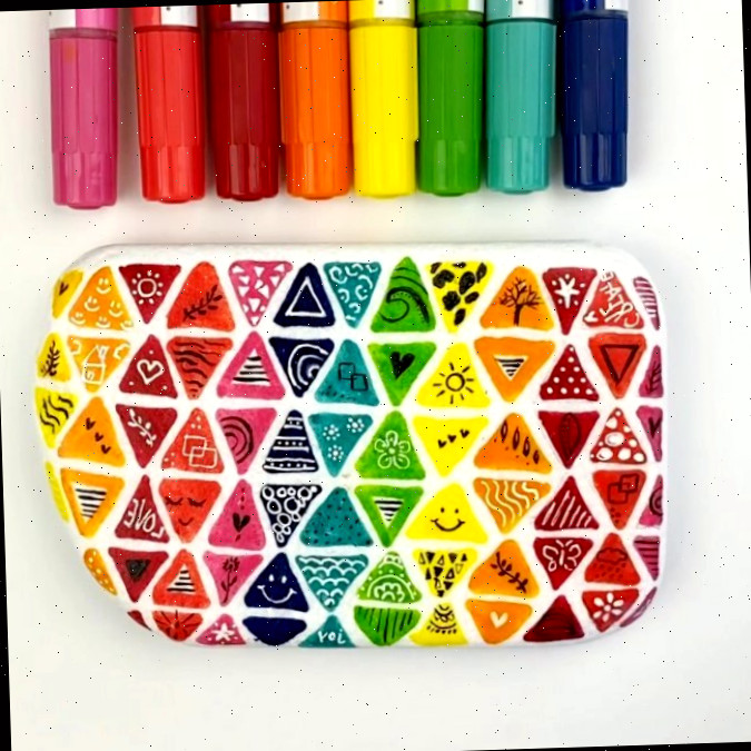 Ideia de Pedra Pintada - Doodle Rock composto por vários triângulos com desenhos individuais sobre eles