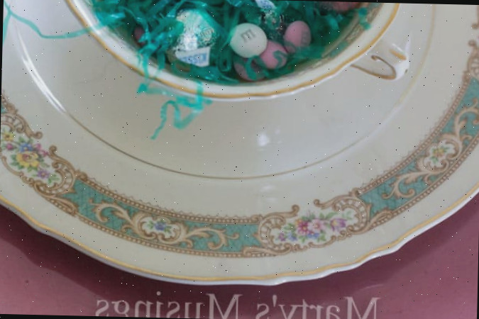 Uma tigela de comida sobre um prato, com Table and China