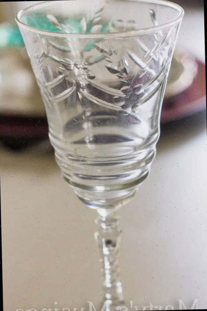 Um copo de vidro sobre uma mesa, com Jar