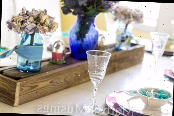 Um vaso de flores sobre uma mesa