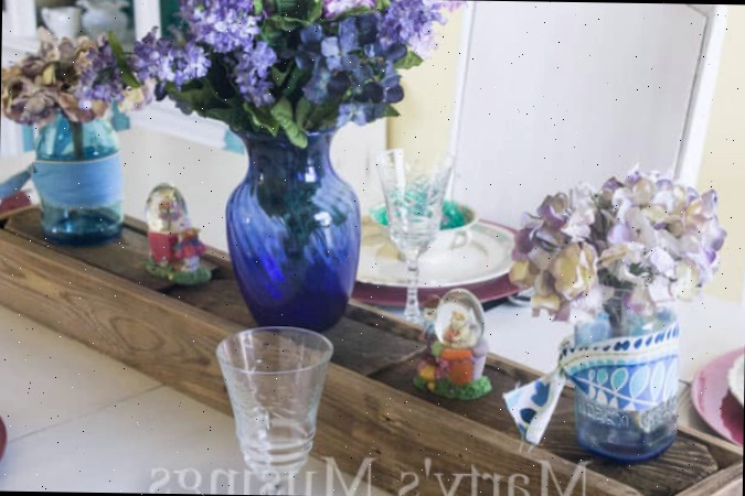 Um vaso de flores sobre uma mesa