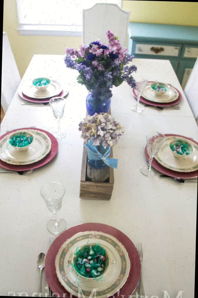 Uma mesa de jantar com um prato de comida, com Kitchen and Paint