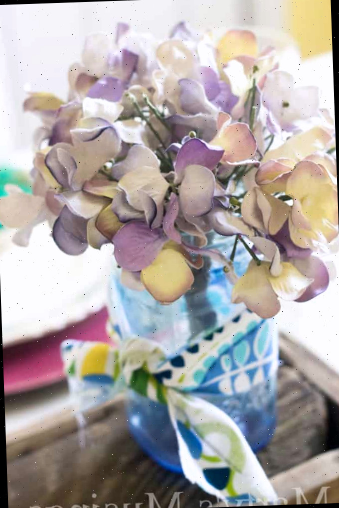 Um vaso cheio de flores sobre uma mesa