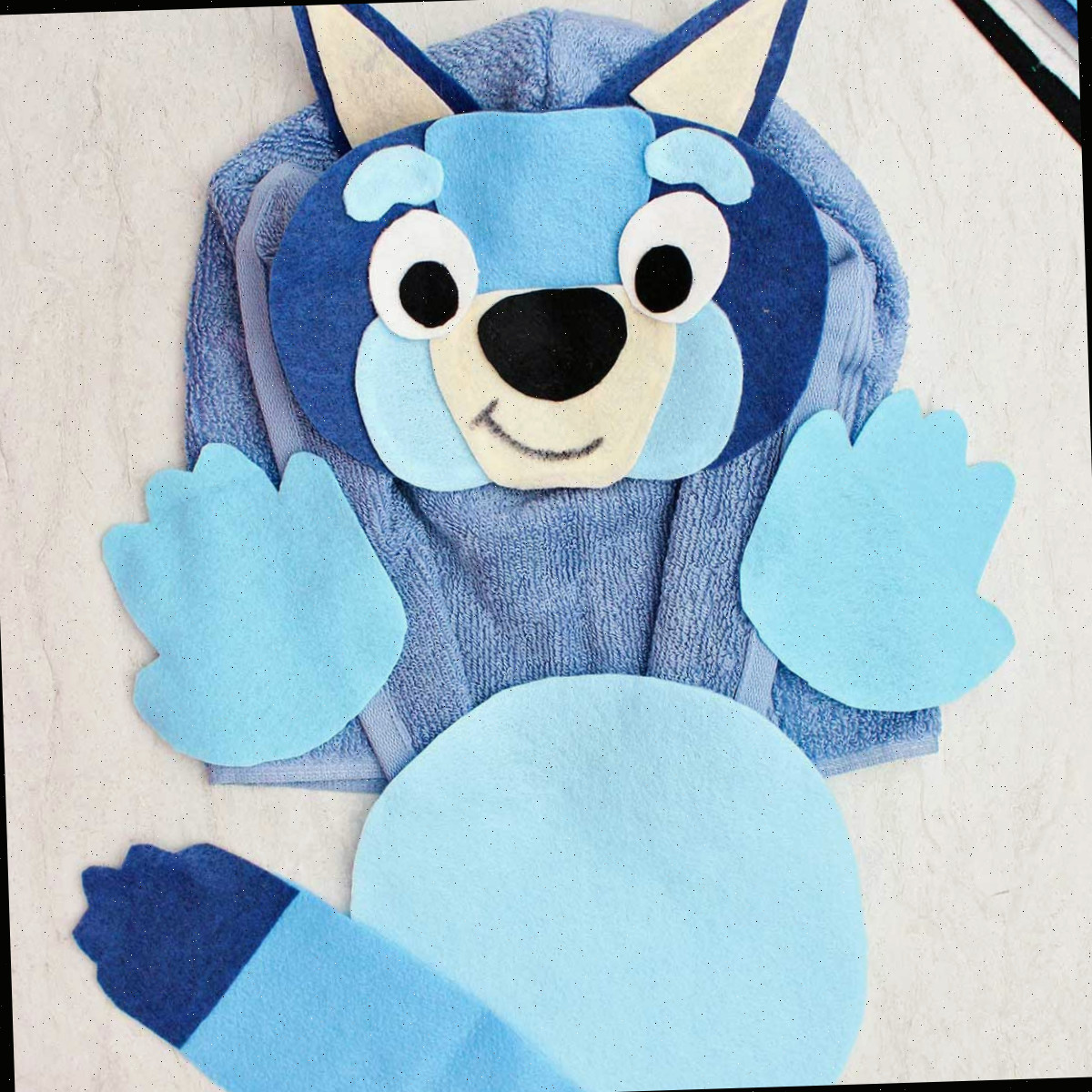 Uma fantasia de Halloween de curandeiro azul feita de feltro e uma toalha de algodão azul.