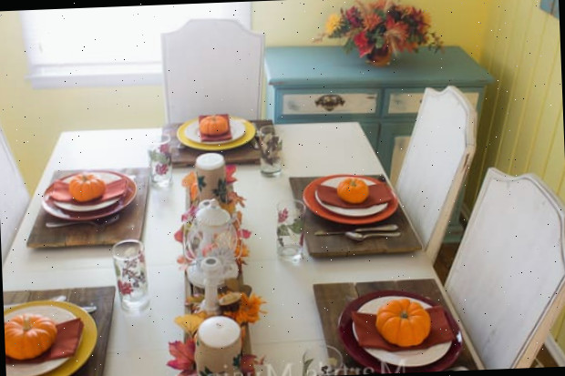 Alimentos sobre uma mesa, com o jantar de Ação de Graças