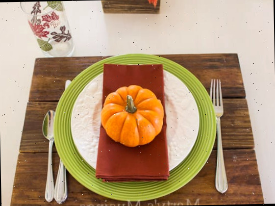 Uma salada sobre uma mesa de madeira, com o jantar de Ação de Graças
