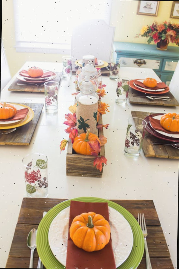 Uma mesa de madeira coberta com pratos de comida, com Ação de Graças e Copo