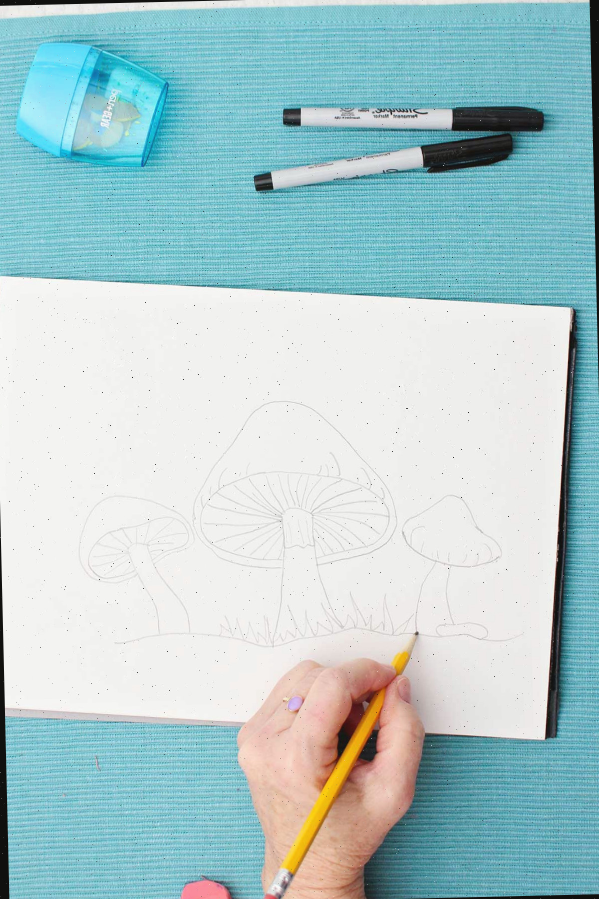Um desenho a lápis de um cogumelo