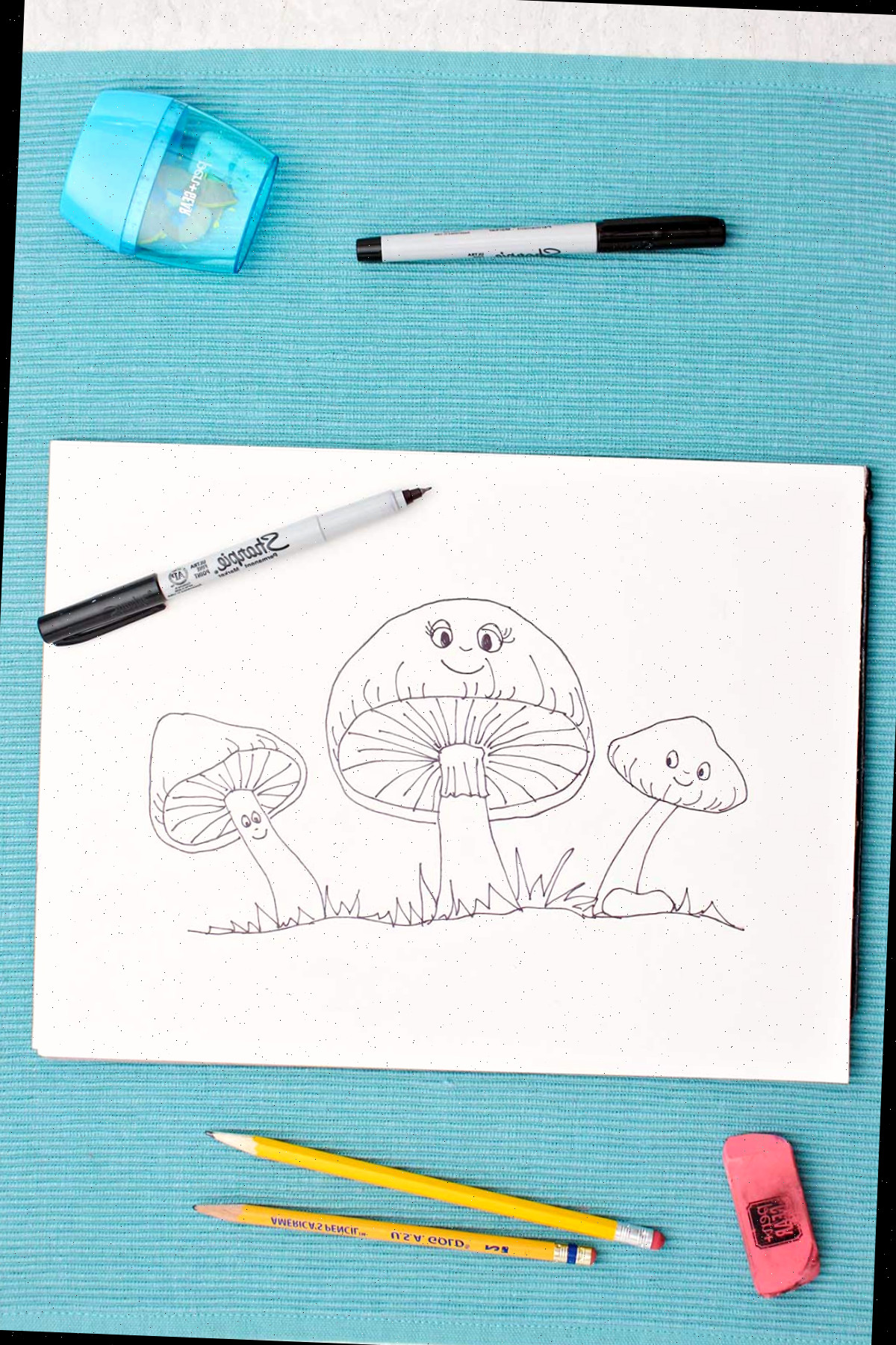 Um desenho a caneta de cogumelos adoráveis com rostos
