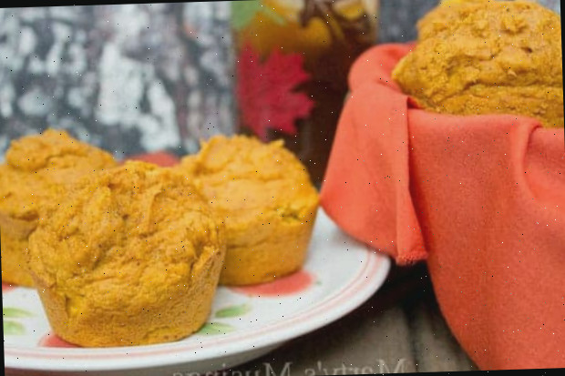 Prato com muffins de abóbora e cesta com um copo de chá