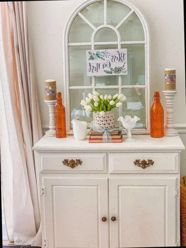 Decorando para a primavera com itens em promoção Uma cozinha com uma pia e uma janela