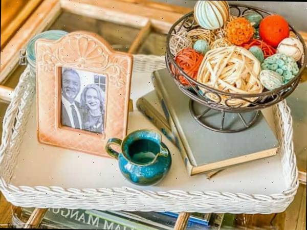 Um bolo sobre uma mesa de madeira