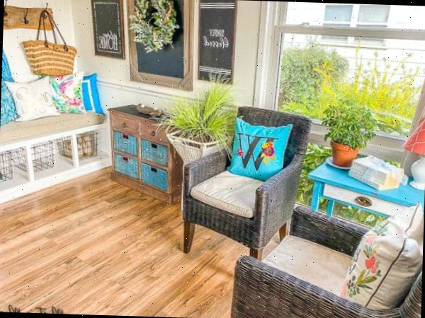 Uma sala de estar cheia de móveis e um vaso sobre uma mesa