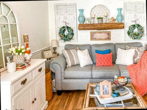 sala de estar e moldura decoradas para a primavera Uma sala de estar repleta de móveis e uma lareira