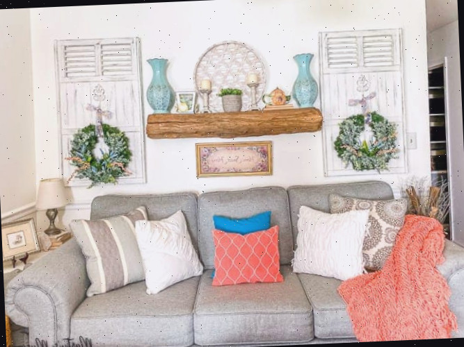 moldura de primavera acessível e sala de estar decorada em coral e azul Uma sala de estar repleta de móveis e uma lareira