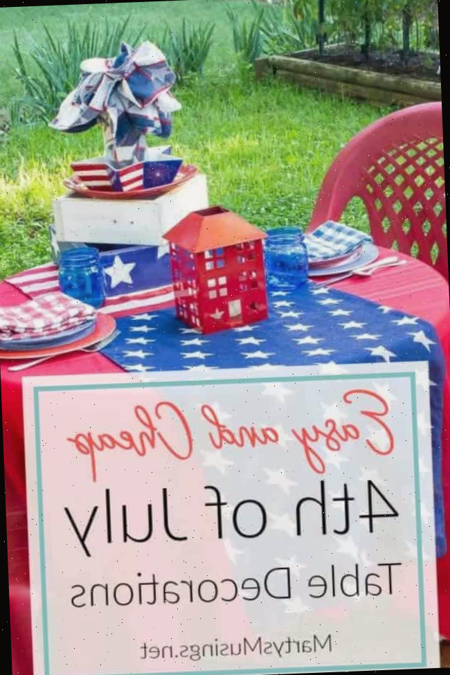 Uma pessoa sentada à mesa com uma placa