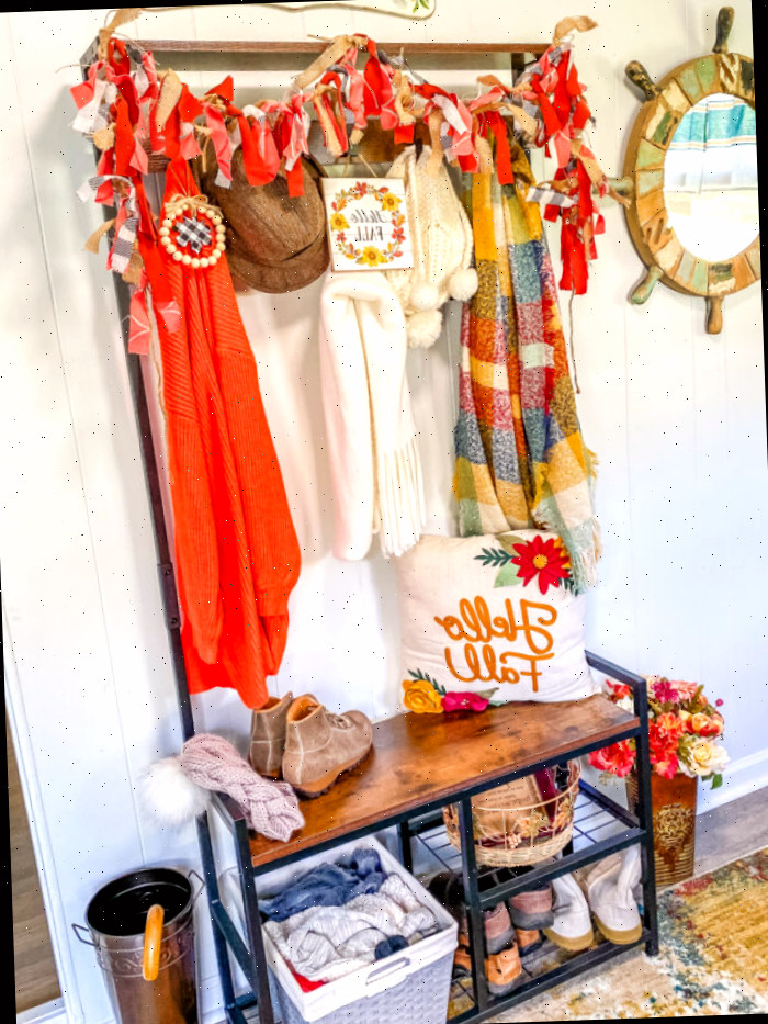 Prateleiras de zona de outono com decoração tradicional de outono e bandeira de tecido caseira