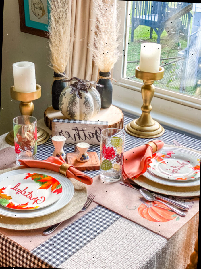 Mesa posta para dois com decoração de outono em laranja e preto