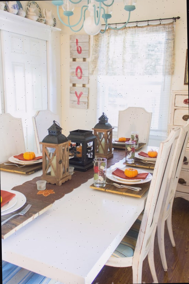 Esta fácil mesa rústica de outono usa itens acessíveis que você provavelmente já tem em casa, sem gastar muito tempo ou dinheiro!
