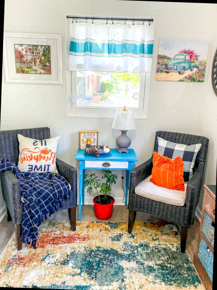 Cadeiras de vime pretas decoradas para o outono com xadrez