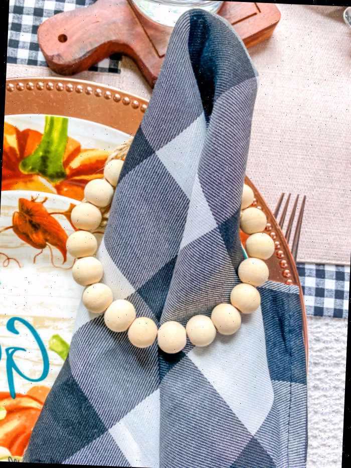 Configuração de outono com pratos gratos em azul e laranja e guardanapos de xadrez