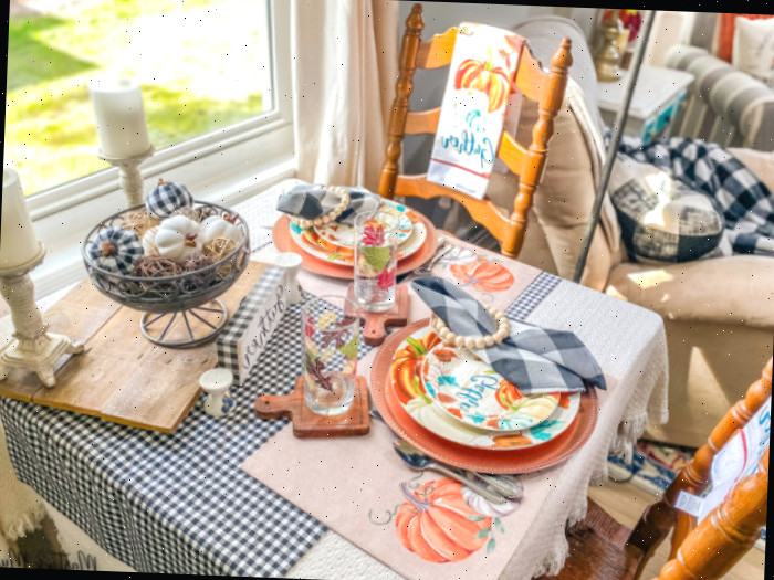 Mesa compacta ornamentada para o outono com xadrez preto e branco e detalhes em laranja e azul