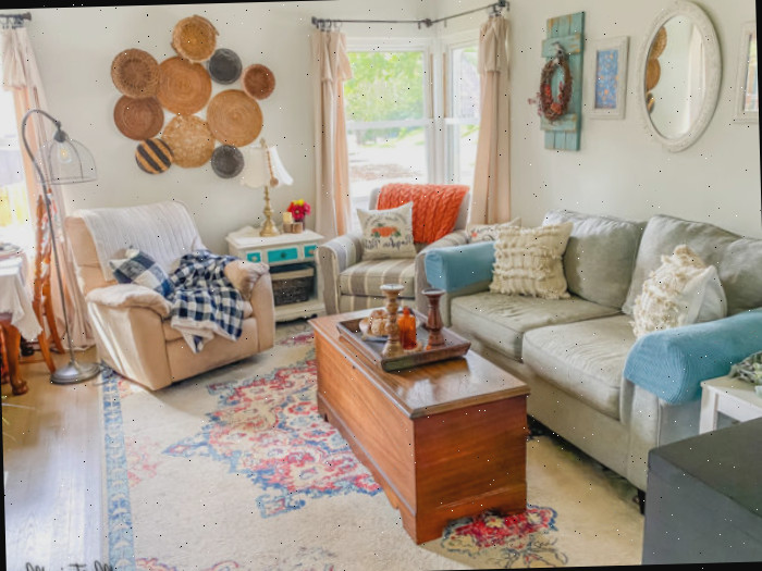 Sala de estar decorada para o outono com xadrez preto e branco e detalhes em laranja e azul