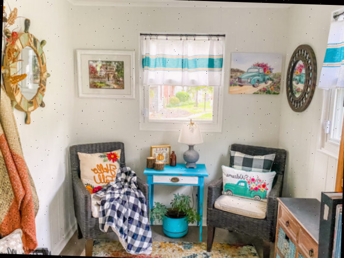 Varanda interna repleta de decorações azuis e laranjas para o outono