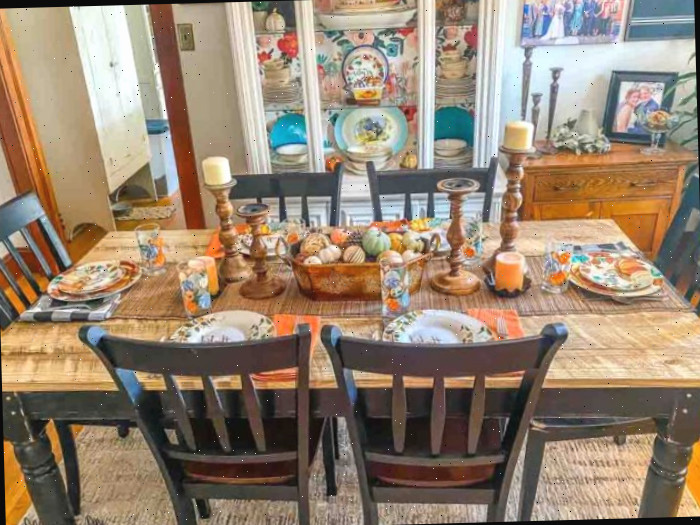 Mesa estilo farmhouse posta com louças e acessórios de outono
