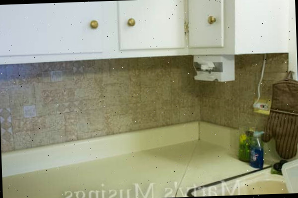 Uma cozinha com uma pia e um espelho