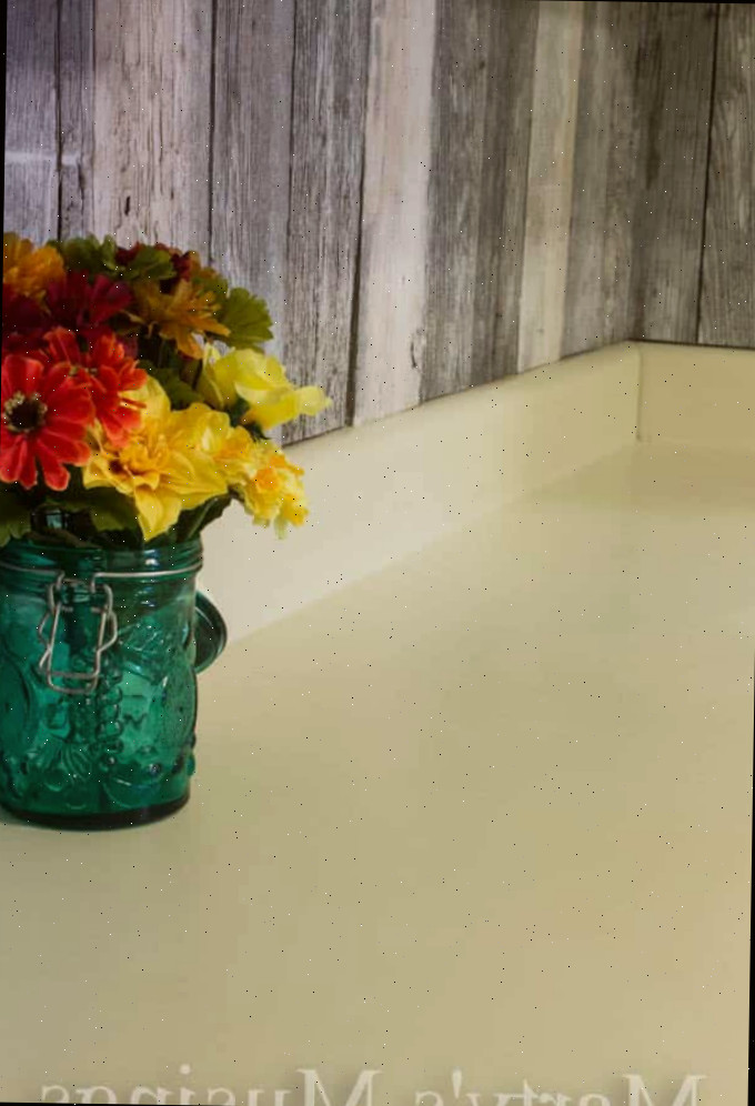 Um vaso de flores em cima de uma mesa