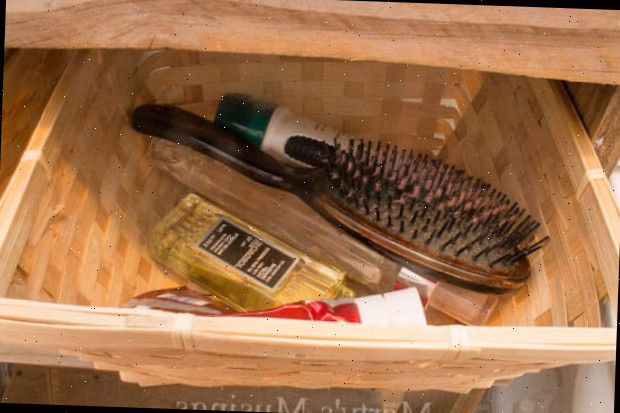 Um recipiente com uma cesta em uma mesa de madeira