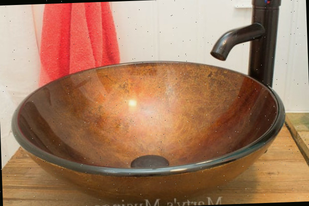 Uma tigela de sopa sentada em cima de uma mesa de madeira, com Banheiro e Cerca