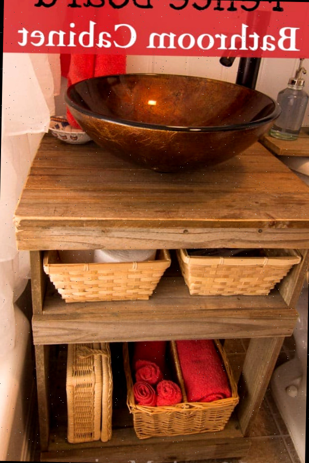 Uma tigela de alimento em uma mesa, com Jardim e Cerca