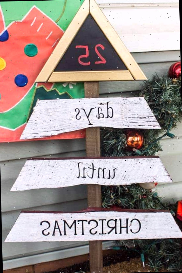 contagem regressiva de 25 dias até o Natal em uma árvore de madeira