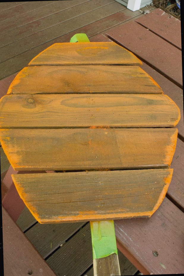 Abóbora de madeira grande para área externa pintada com spray laranja