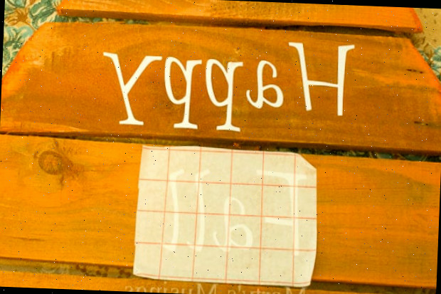 Letras com estêncil happy fall em abóbora de madeira