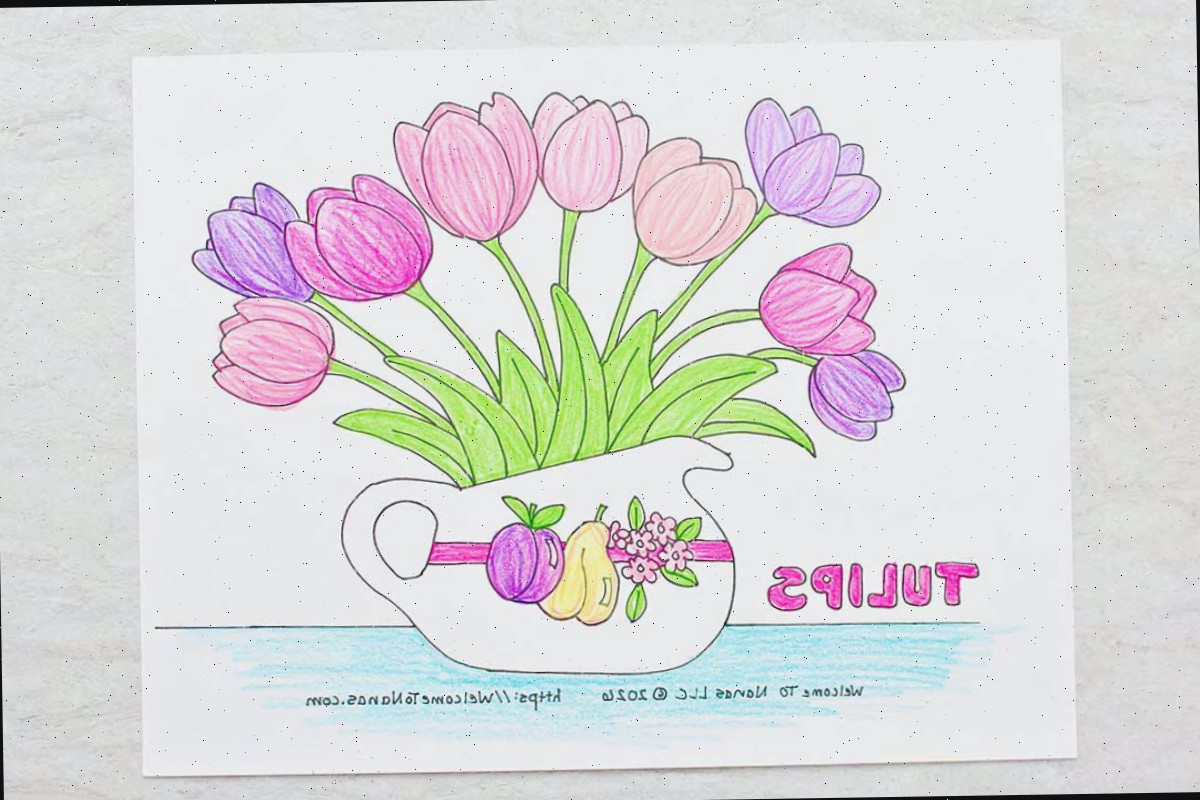 Uma página de colorir finalizada de um vaso com alça repleto de tulipas rosas e roxas.