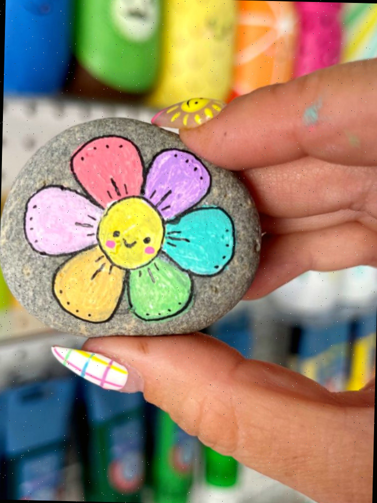 Flor vibrante da primavera pintada em uma pedra