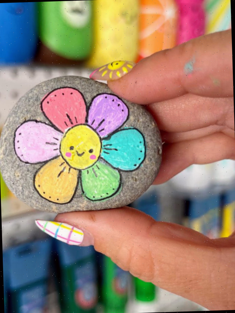 Pedra pintada de Páscoa finalizada - esta é uma flor